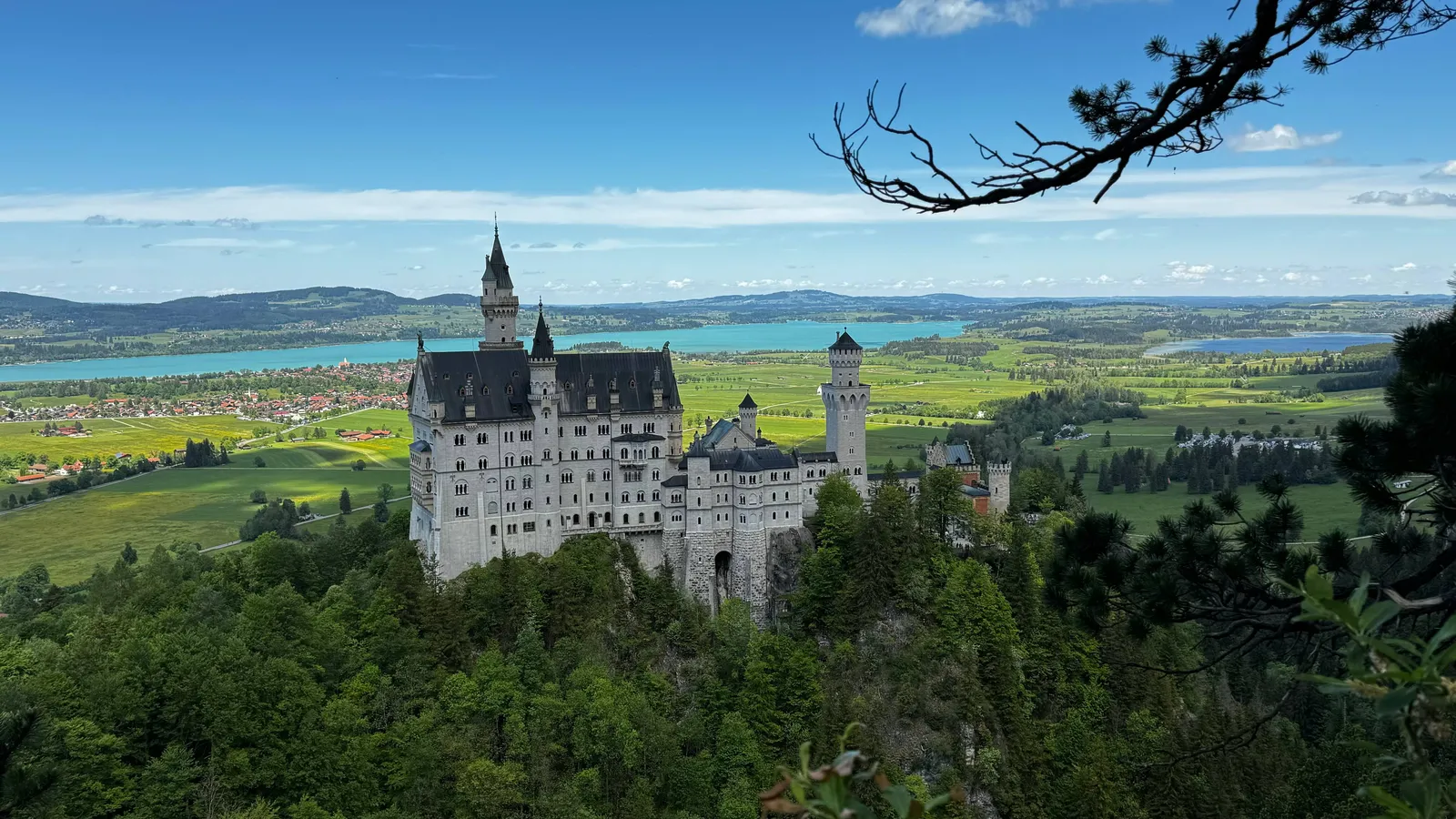 Schloss Neuschwanstein vor dem Forggensee und dem Allgäuer Voralpenland