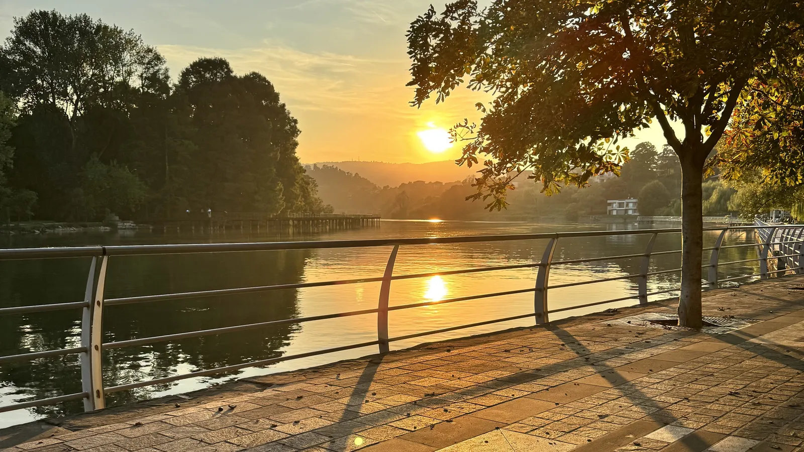 Uferpromenade am Iseosee bei Sarnico im Abendlicht mit tiefstehender Sonne
