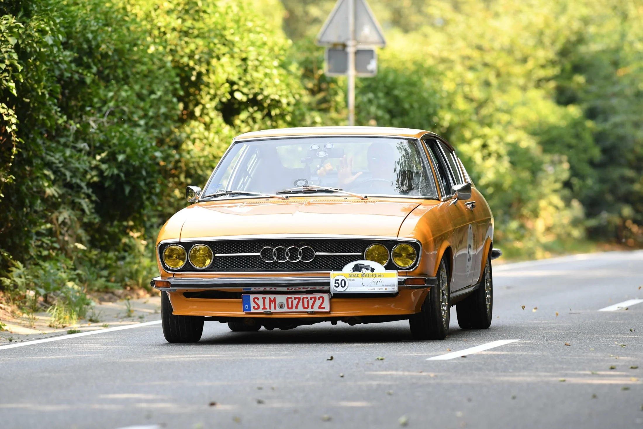 Audi 100 Coupé S „MrsOrangina“ auf einer Landstraße