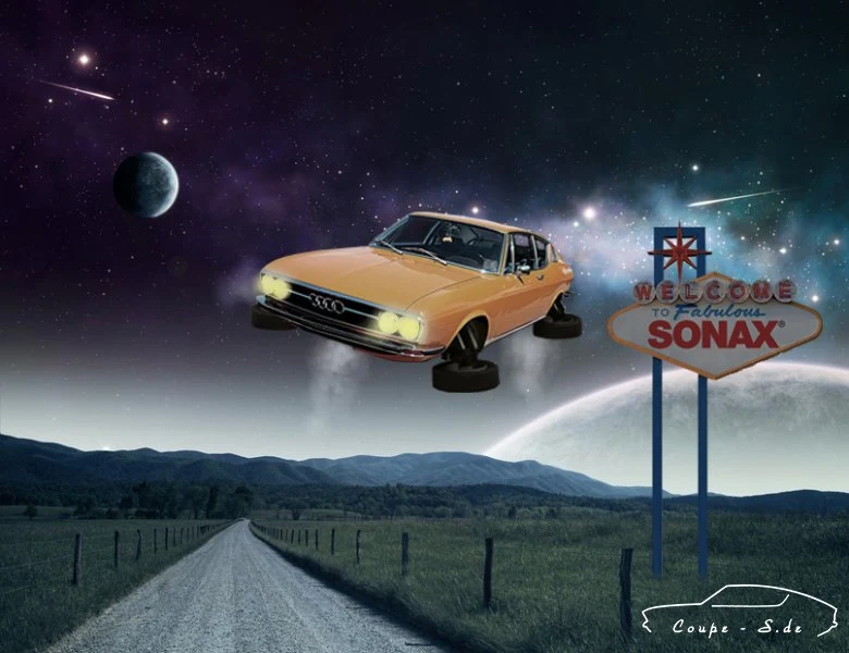 Fotomontage aus der Coupe-S.de-Zeit: das orangefarbene Audi 100 Coupé S schwebt unter einem Sternenhimmel neben einem „Welcome to Fabulous SONAX“-Schild