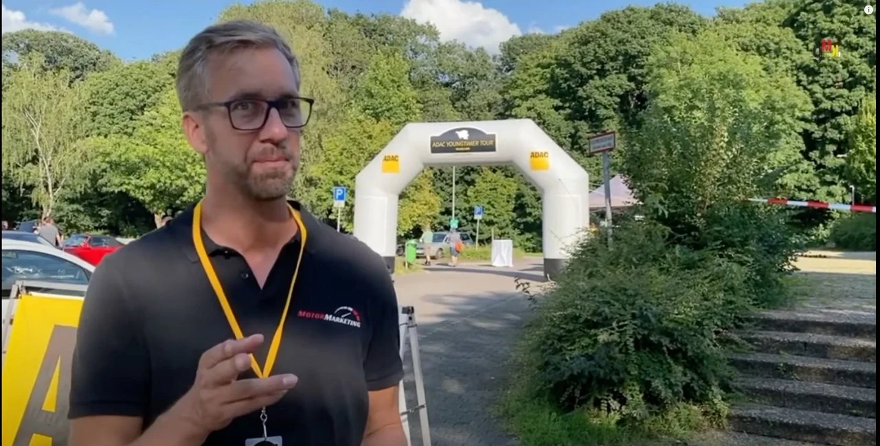 Michael Peschel im MotorMarketing-Shirt mit Startnummer 66 vor dem Startbogen der ADAC Youngtimer Tour Saarland