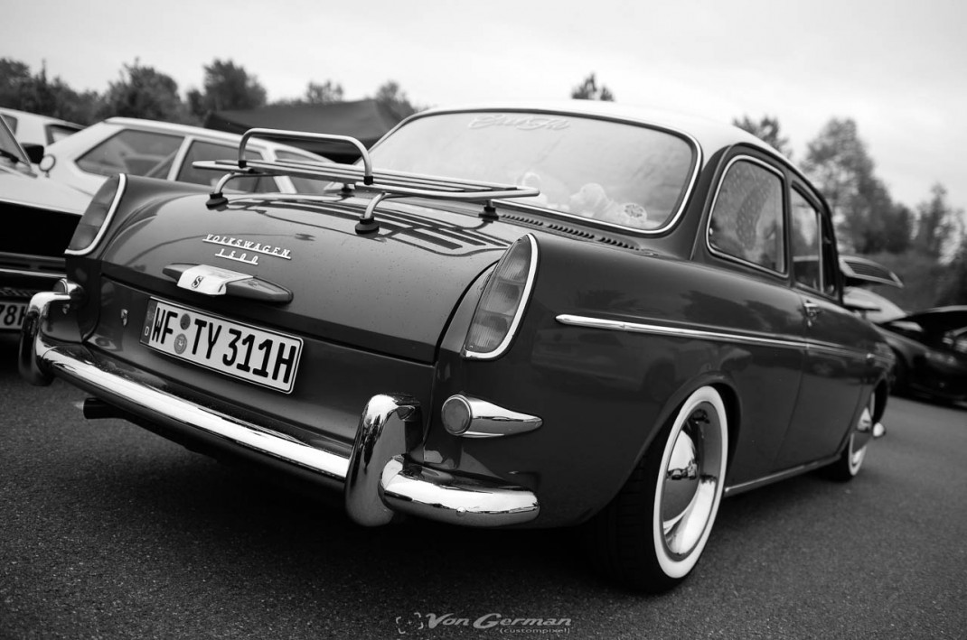 Wartburg-Limousine von hinten auf Oldtimer-Treffen mit Dachgepäckträger und Whitewalls, weitere Fahrzeuge im Hintergrund