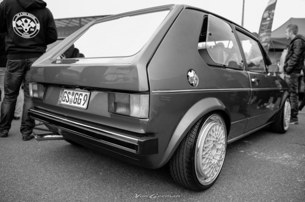 VW Golf Youngtimer mit offener Heckklappe auf dem VW & Audi Treffen Peine, Teilnehmer und Besucher im Hintergrund