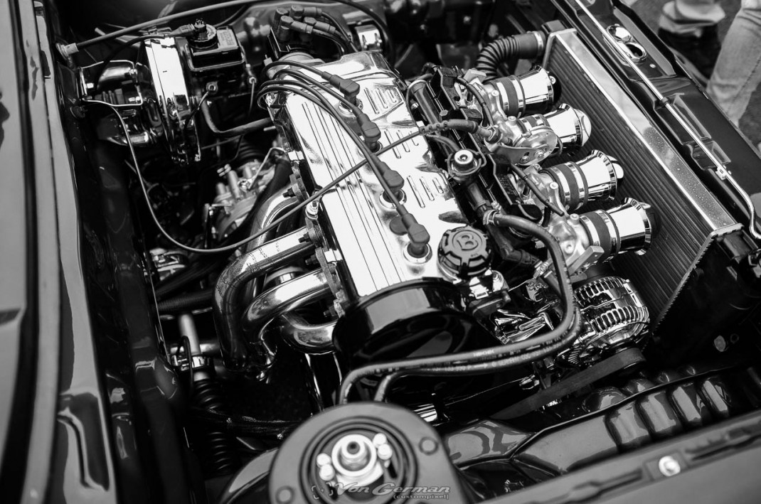 Detailaufnahme eines aufgeladenen V8-Motors eines Oldtimers beim VW & Audi Treffen Peine in Schwarzweiß