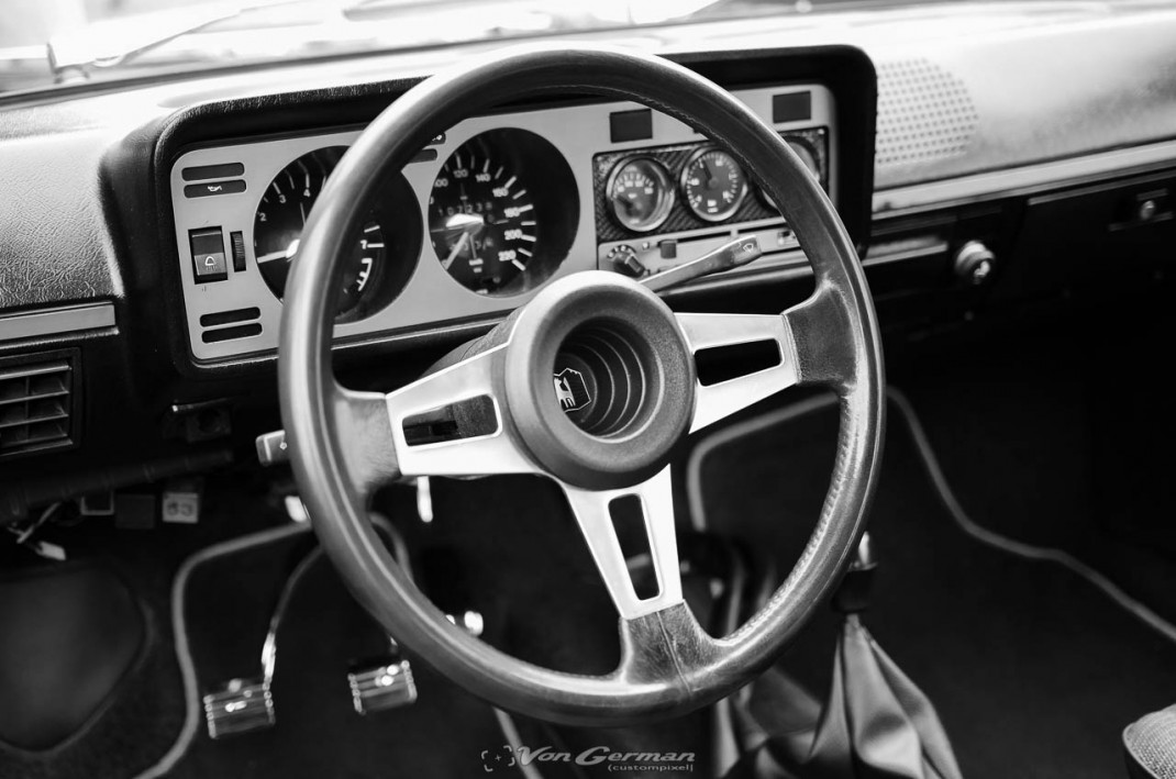 Blick ins Cockpit eines VW-Oldtimers mit klassischem Lenkrad und analogen Instrumenten beim VW & Audi Treffen Peine