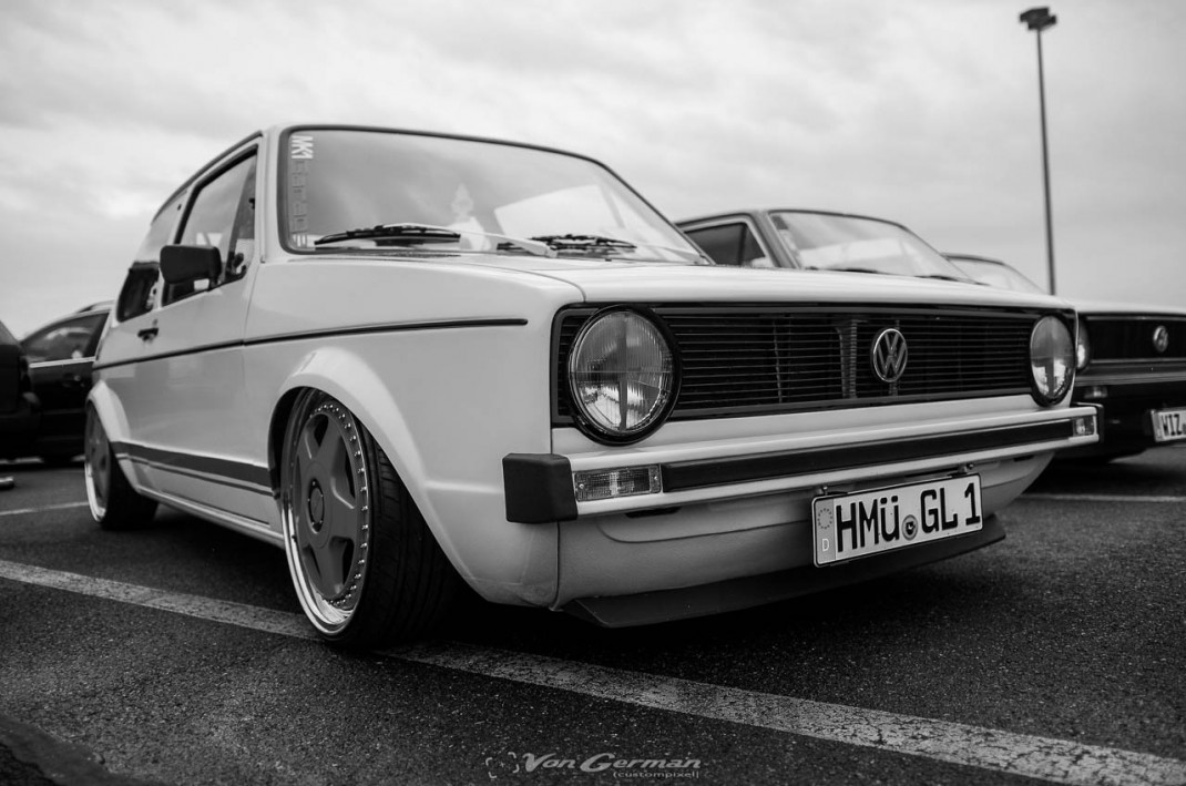 Weißer VW Golf Mk1 mit Sportfelgen auf Parkplatz beim VW und Audi Treffen Peine