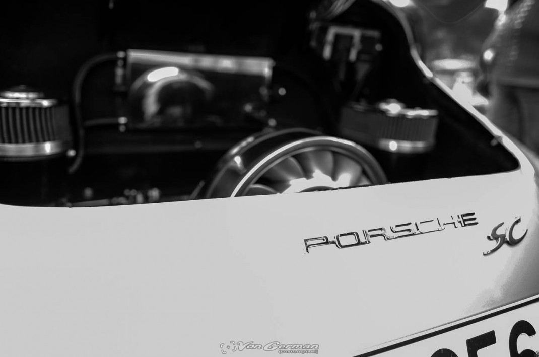 Detailaufnahme eines Porsche-Oldtimers mit offenem Motor beim VW & Audi Treffen Peine 2015