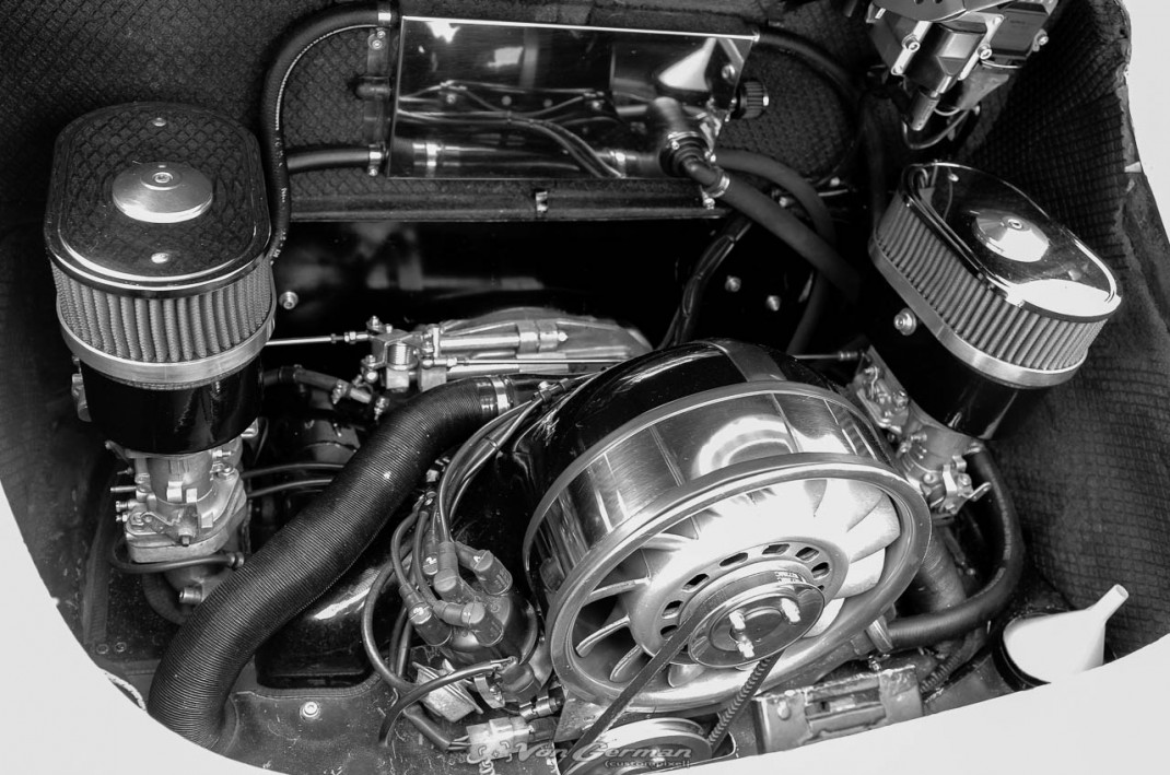 Tuning-Motor eines Oldtimers mit verchromten Luftfiltern und Zylinderkopfhaube beim VW & Audi Treffen