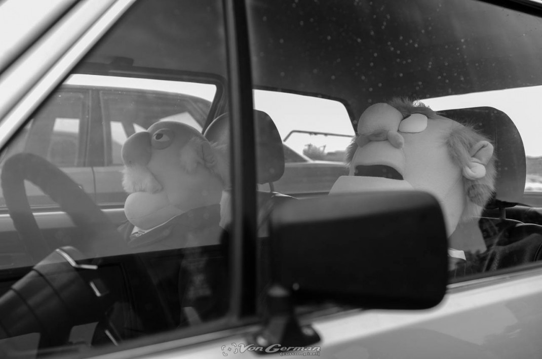 Zwei Personen sitzen in einem Oldtimer-Fahrzeug beim VW und Audi Treffen Peine, Schwarz-Weiß-Aufnahme