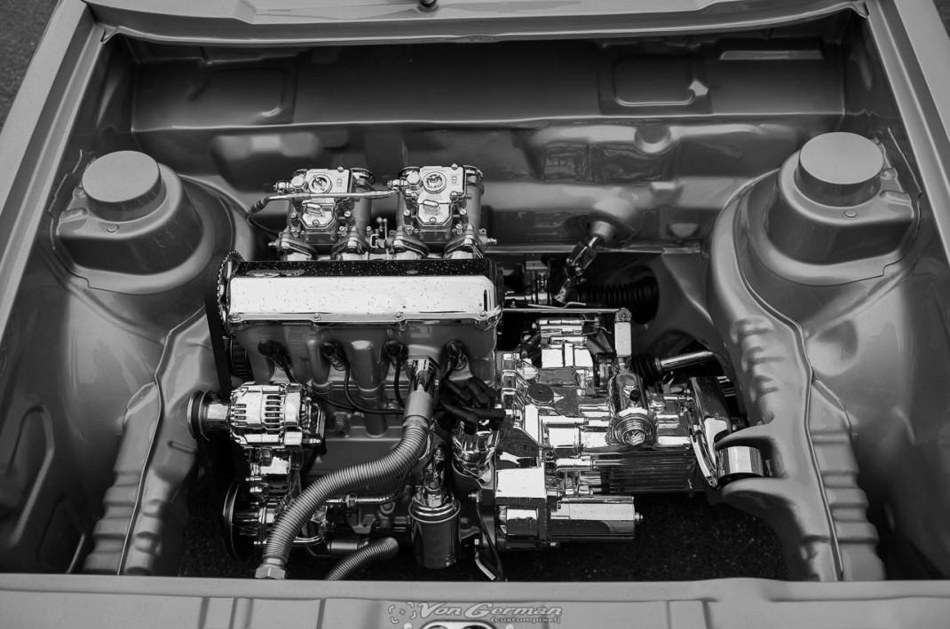 Motorraum eines tunierten Oldtimers mit verchromtem Engine Block und Doppelvergasern beim VW & Audi Treffen Peine