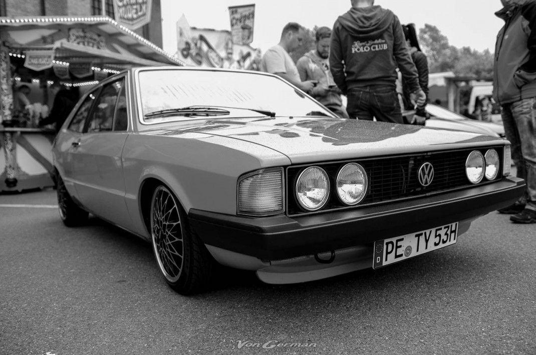 VW Scirocco Oldtimer auf dem VW & Audi Treffen in Peine, umringt von Besuchern und Ausstellungsständen