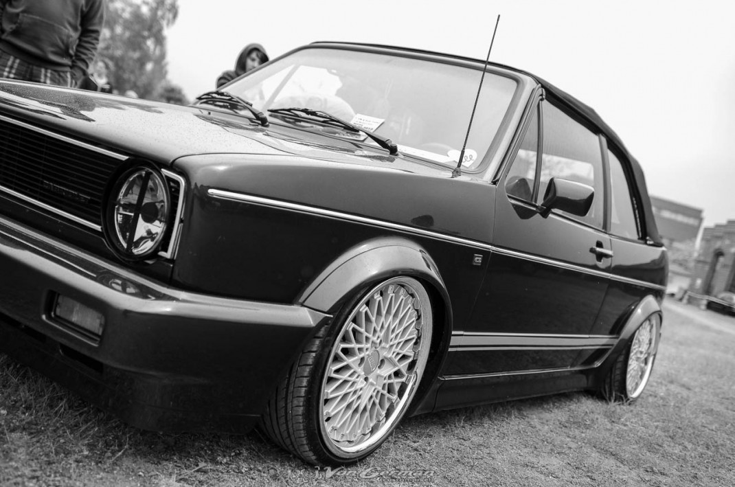 Youngtimer-Limousine mit Sportfelgen und Person im Hintergrund beim VW & Audi Treffen in Peine