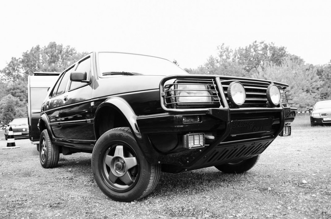 Schwarzer VW-Pickup mit geöffneter Fahrertür auf Parkplatz beim VW & Audi Treffen Peine, Schwarz-Weiß-Aufnahme