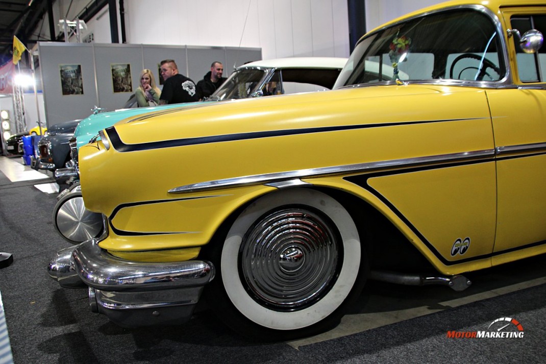 Gelber Oldtimer-Limousine mit Whitewall-Reifen und verchromten Details auf der Oldtimerschau zur AUTOMOBIL Freiburg