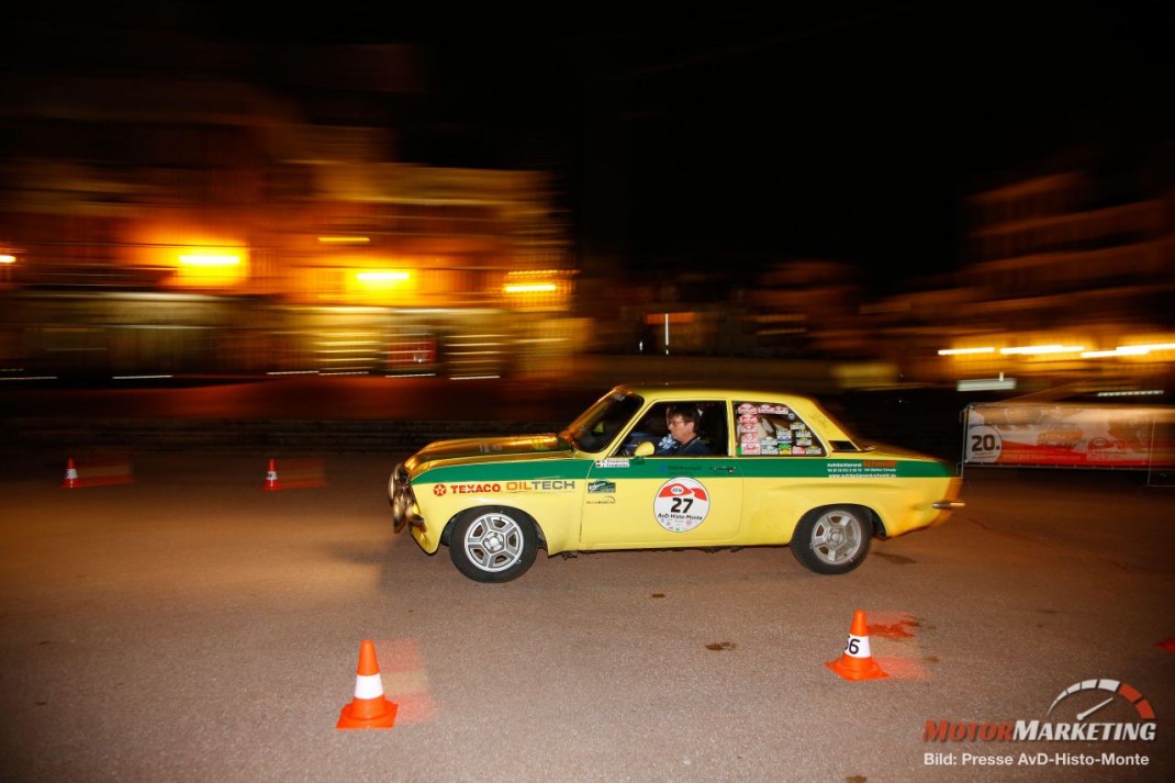 Oldtimer-Limousine in Gelb und Grün fährt nachts durch einen Parkour-Kurs mit Pylonen bei der AvD-Histo-Monte