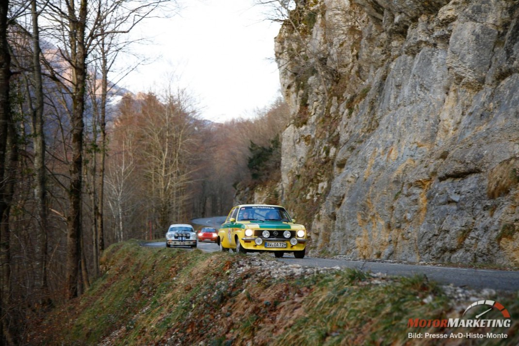 Oldtimer-Konvoi auf kurviger Bergstraße neben Felswand, AvD-Histo-Monte Rallye