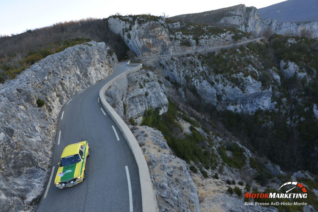 Gelber Oldtimer-Sportwagen auf kurviger Bergstraße zwischen steilen Kalksteinfelsen während der AvD-Histo-Monte-Rallye