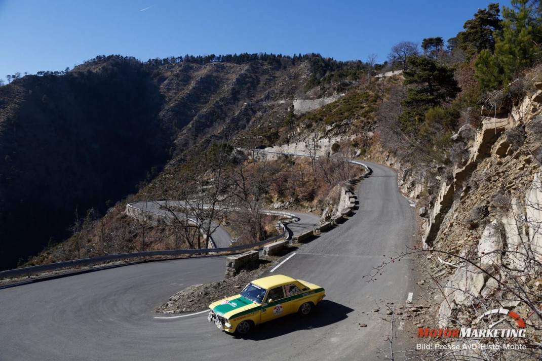 Gelber Oldtimer-Rallyewagen auf kurviger Bergstraße während der AvD-Histo-Monte