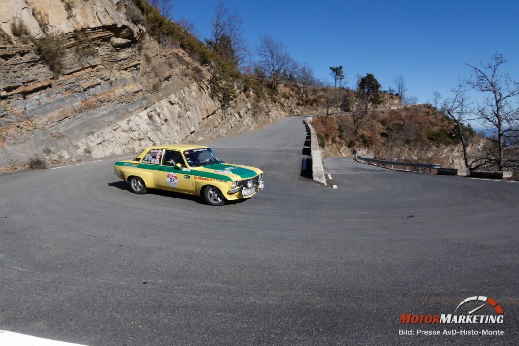 Gelb-grüner Oldtimer-Limousine bei Ausweichmanöver auf kurviger Bergstraße während der AvD-Histo-Monte