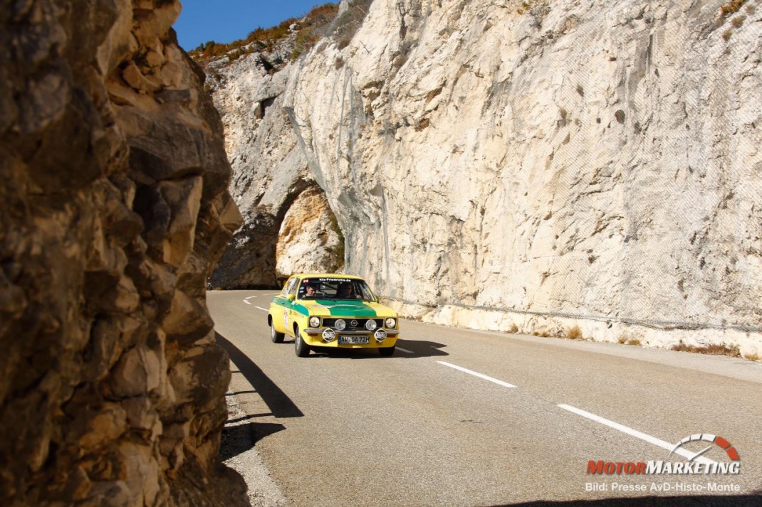 Gelber Oldtimer-Sportwagen fährt durch enge Felsenpassage bei der AvD-Histo-Monte 2016