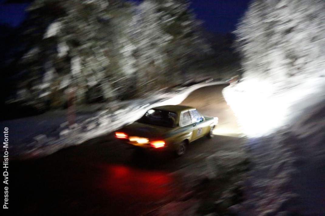Opel Ascona mit Startnummer bei Nachtfahrt durch Gebirgsstraße der AvD-Histo-Monte
