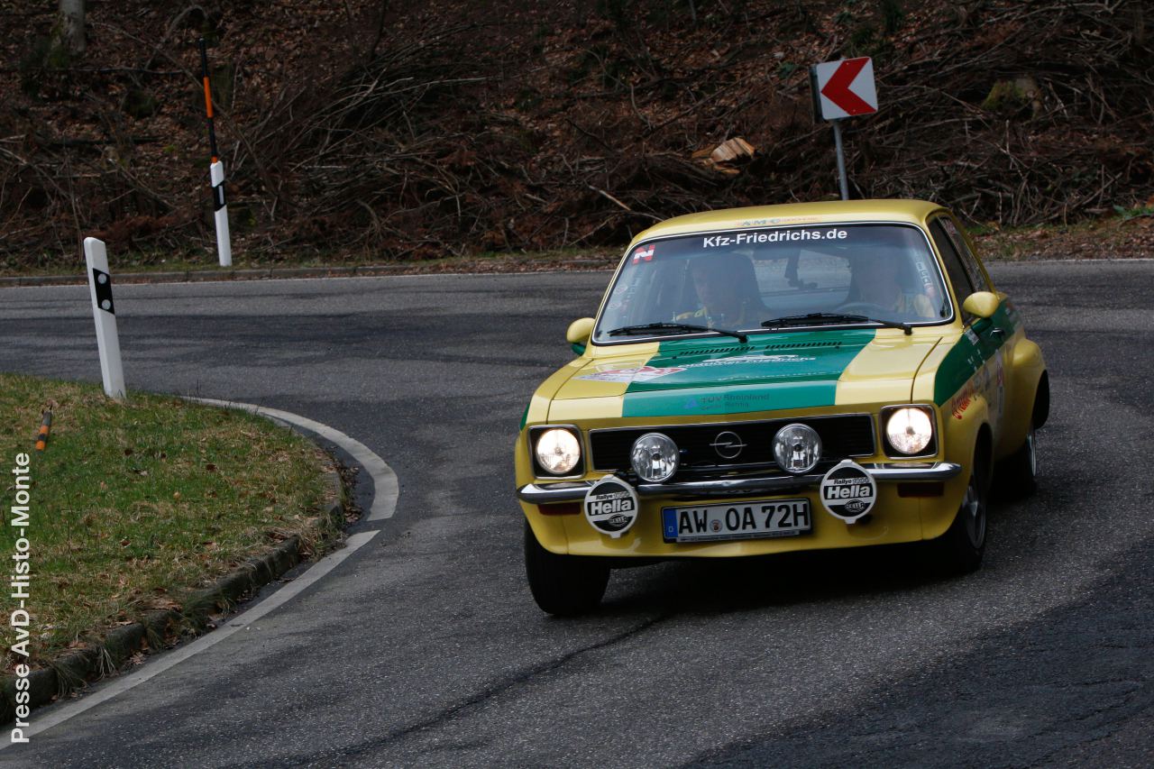 Gelber Opel Ascona mit Rallye-Zusatzscheinwerfern in einer Kurve mit Pylonen und Pfeil-Markierungen bei der AvD-Histo-Monte