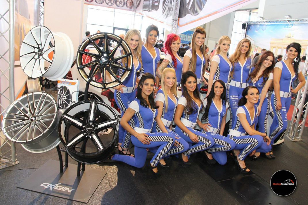 Gruppe von Frauen in blauweißen Outfits posiert vor Felgen und Autorädern auf der TuningWorld Bodensee