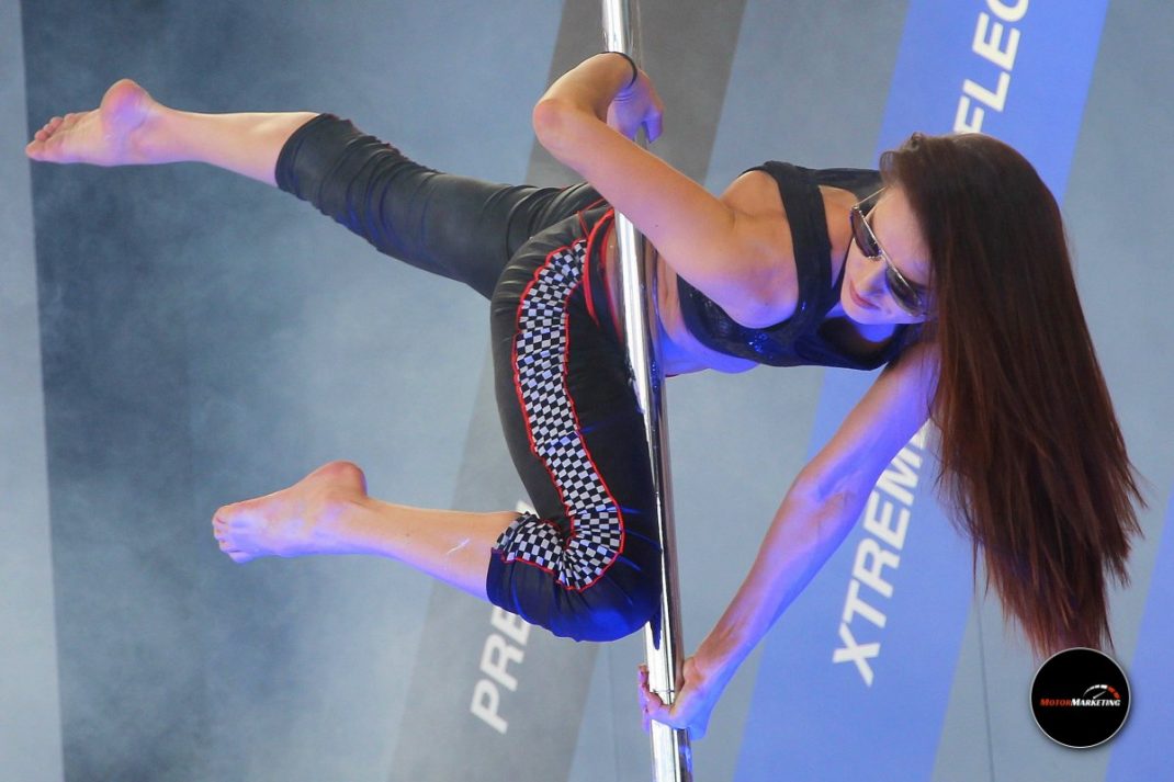 Frau in sportlichem Outfit beim Pole-Dance an der TuningWorld Bodensee 2016