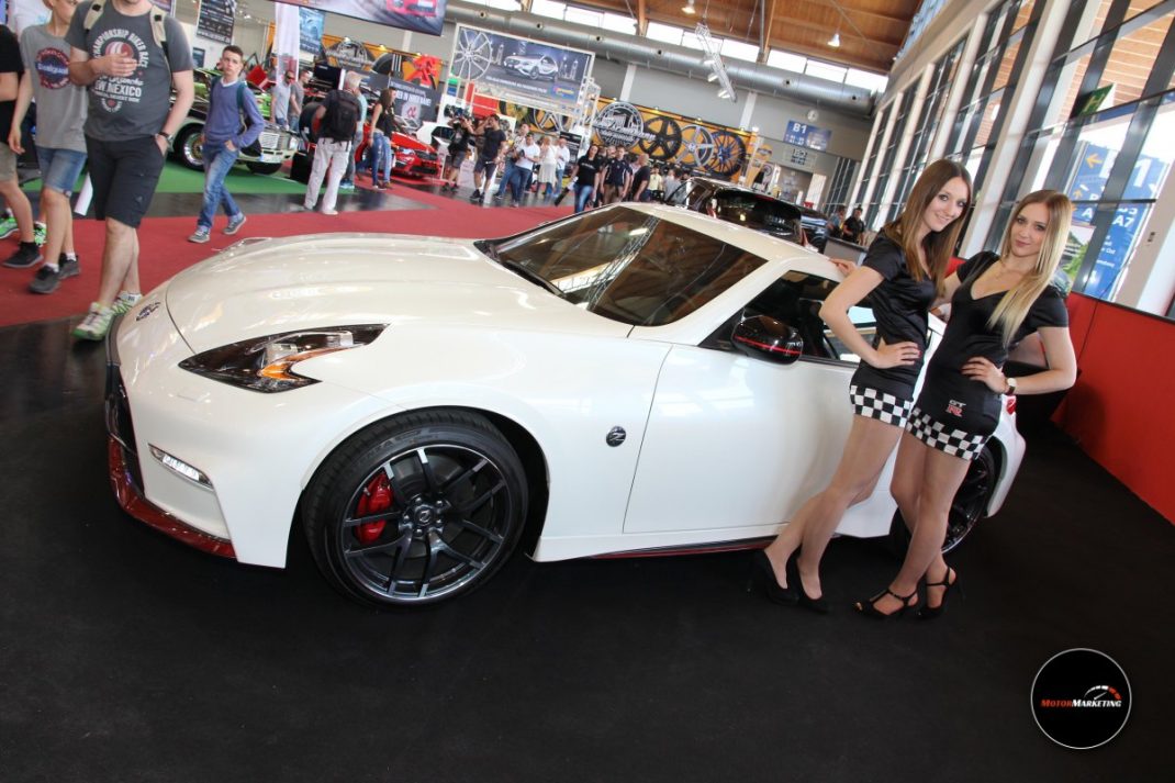 Zwei Frauen posieren neben einem weißen Sportwagen mit roten Bremssätteln auf der TuningWorld Bodensee 2016