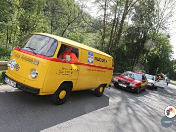 Gelber Oldtimer-Kastenwagen mit rotem Dach in Kolonne mit weiteren Klassikfahrzeugen auf Waldstraße bei der Ruhr Klassik 2016