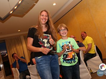 Frau und Kind mit Auto-Motiv-Shirts bei Indoor-Veranstaltung der Ruhr Klassik 2016, weitere Teilnehmer im Hintergrund