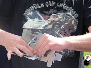 Teilnehmer hält Pokal für Muscle-Car-Legends bei der Ruhr Klassik 2016 im Sauerland