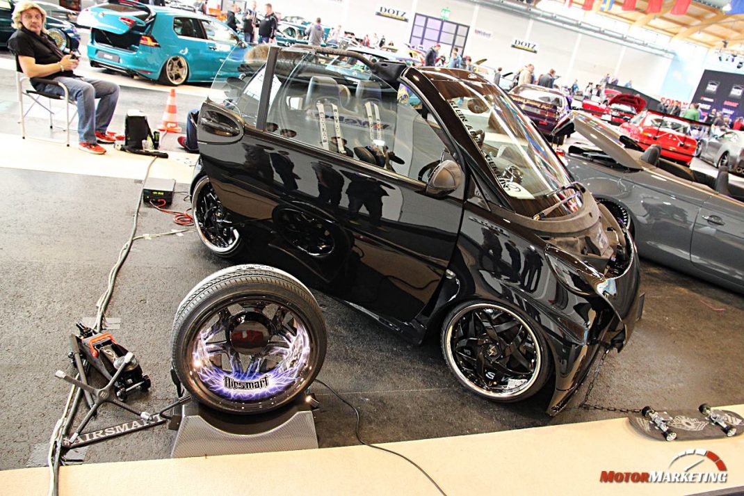 Schwarzer Youngtimer-Kleinwagen mit geöffneter Motorhaube auf Ausstellungsfläche, umgeben von anderen Fahrzeugen und Besuchern beim European Tuning Showdown