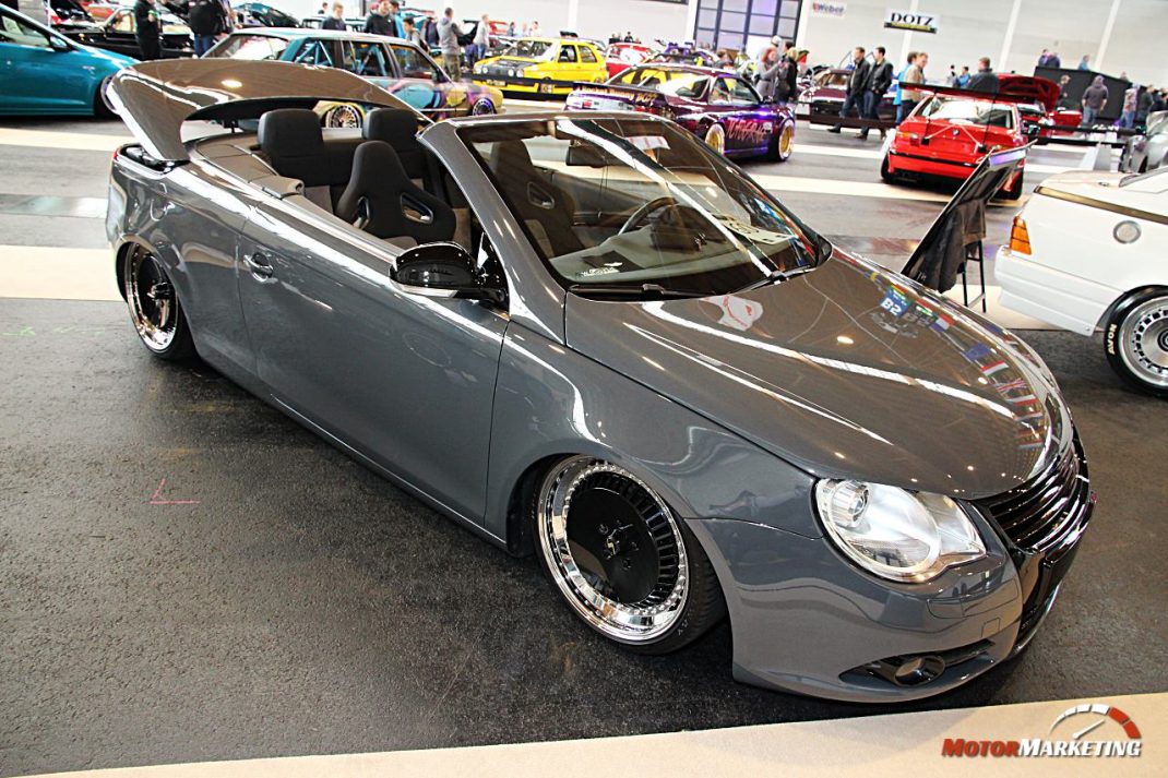Silbernes Youngtimer-Cabrio mit geöffnetem Verdeck auf Ausstellungsfläche mit weiteren Fahrzeugen beim European Tuning Showdown