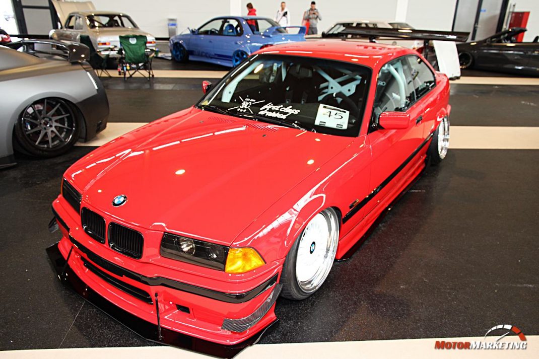Roter Youngtimer-Sportler mit Tuning-Ausstattung auf der European Tuning Showdown Ausstellung 2017