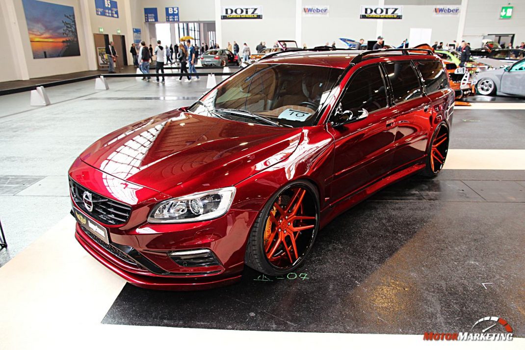 Roter Volvo V90 mit Tuning-Upgrades und orangefarbenen Felgen auf Ausstellungsfläche beim European Tuning Showdown