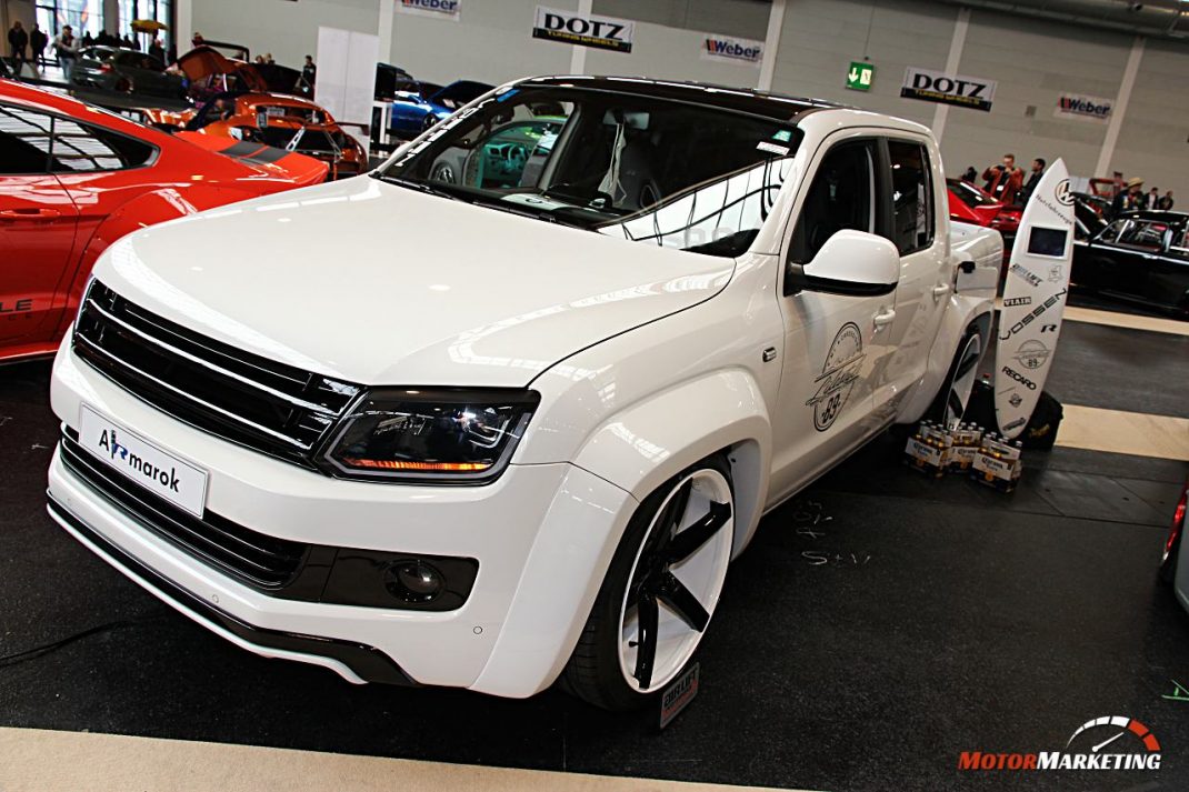 Weißer Pickup mit Custom-Tuning auf Messe-Ausstellung beim European Tuning Showdown 2017