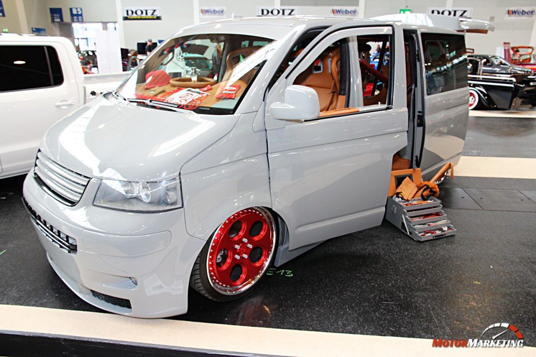 Weißer Youngtimer-Van mit orangem Innenraum und roten Felgen auf der Tuning-Messe European Tuning Showdown 2017