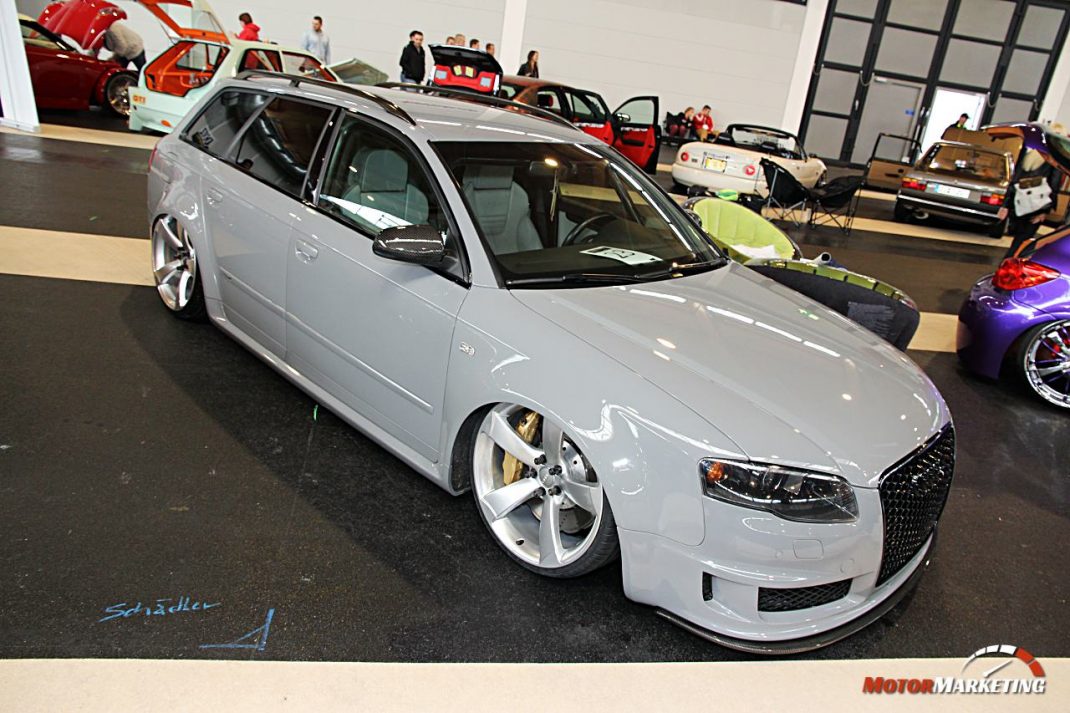 Weißer Youngtimer-Kombi mit Sportfelgen in einer Halle mit weiteren getunten Fahrzeugen beim European Tuning Showdown