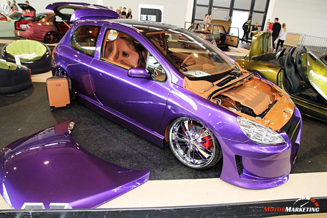 Violetter Tuning-Sportwagen mit geöffneter Motorhaube und Custom-Felgen auf Ausstellungsfläche beim European Tuning Showdown