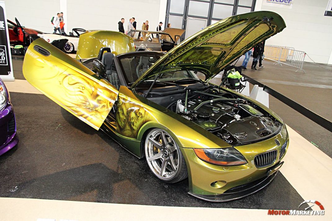 Gelb lackierter Sportwagen mit geöffneter Motorhaube auf Ausstellung des European Tuning Showdown 2017