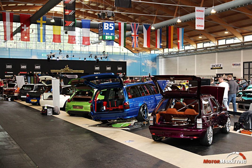 Tuned Youngtimer und Sportwagen in einer Messehalle mit internationalen Flaggen beim European Tuning Showdown 2017