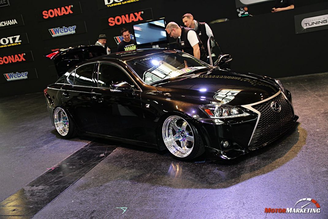 Schwarz polierte Tuning-Limousine auf Messestand mit Sponsorenlogos beim European Tuning Showdown 2017