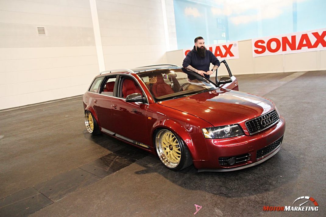 Roter Youngtimer-Kombi mit goldenen Felgen und offener Heckklappe beim European Tuning Showdown