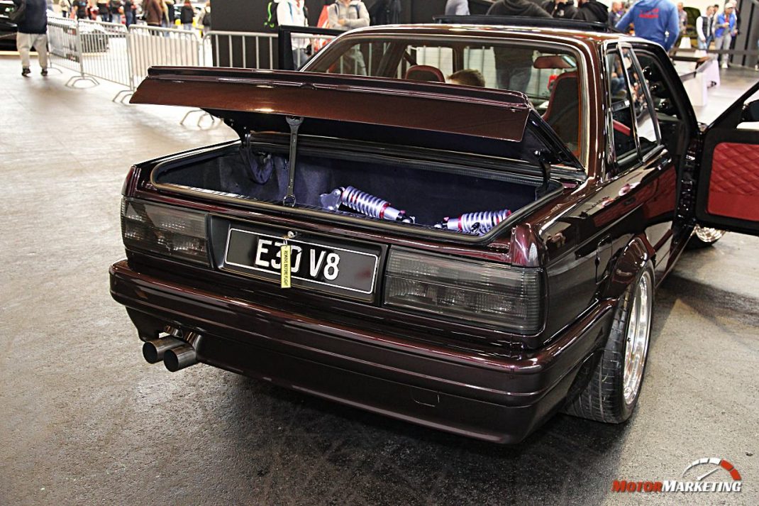 Dunkelroter Youngtimer-Limousine mit geöffnetem Kofferraum und sichtbarem V8-Motor auf der European Tuning Showdown 2017