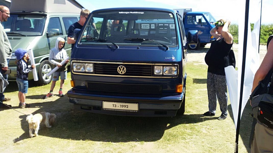 VW T3 Bulli von 1992 inmitten von Besuchern auf dem Midsummer Bulli Festival auf Fehmarn