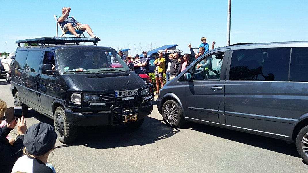 Youngtimer-Busse und Transporter beim Midsummer Bulli Festival auf Fehmarn, Teilnehmer mit kreativen Dachaufbauten feiern auf der Veranstaltung