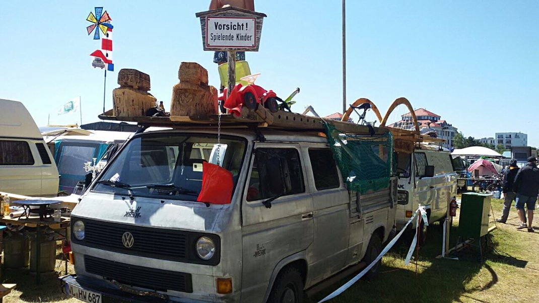 VW-Bulli mit kreativem Dachaufbau und Figuren beim Midsummer Bulli Festival auf Fehmarn