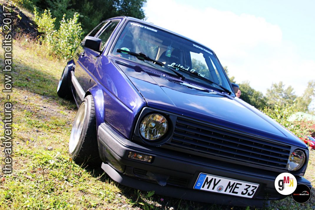 Violetter VW Golf mit tiefer Ausstattung in bergiger Landschaft bei der Low Bandits 2017 Tuning-Veranstaltung