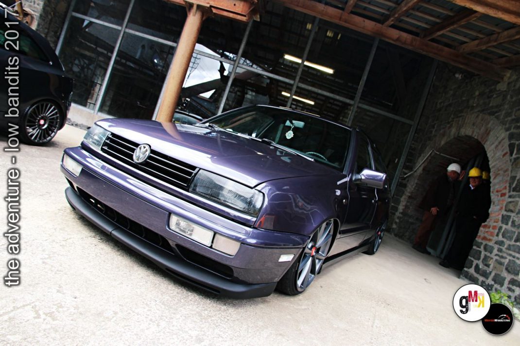 Blauer Youngtimer-Limousine mit tieferlegtem Fahrwerk in Halle bei Tuning-Event „The adventure – low bandits 2017